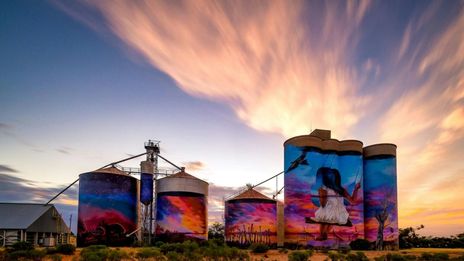 Day time photo of the Sea Lake Silos