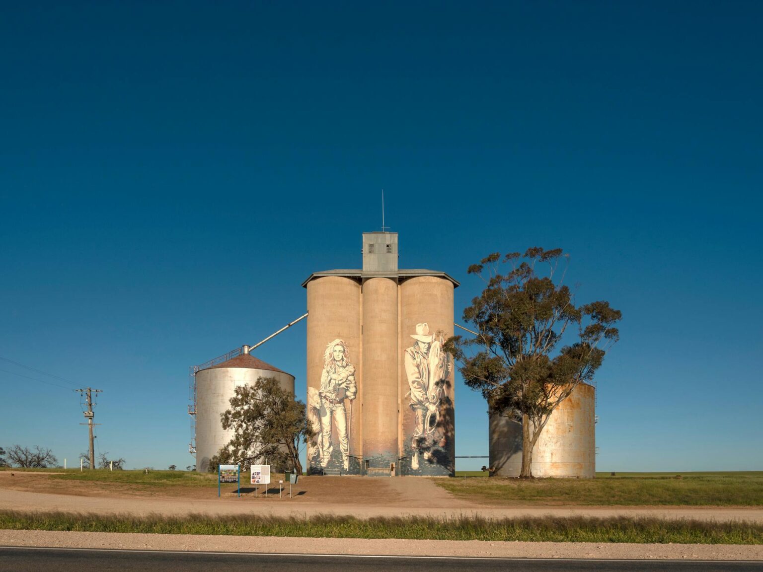 Photo of silo at Rosebery