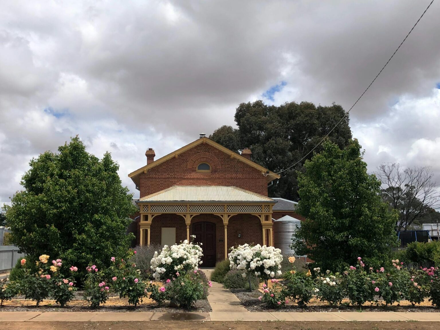 Front view of courthouse in Spring.