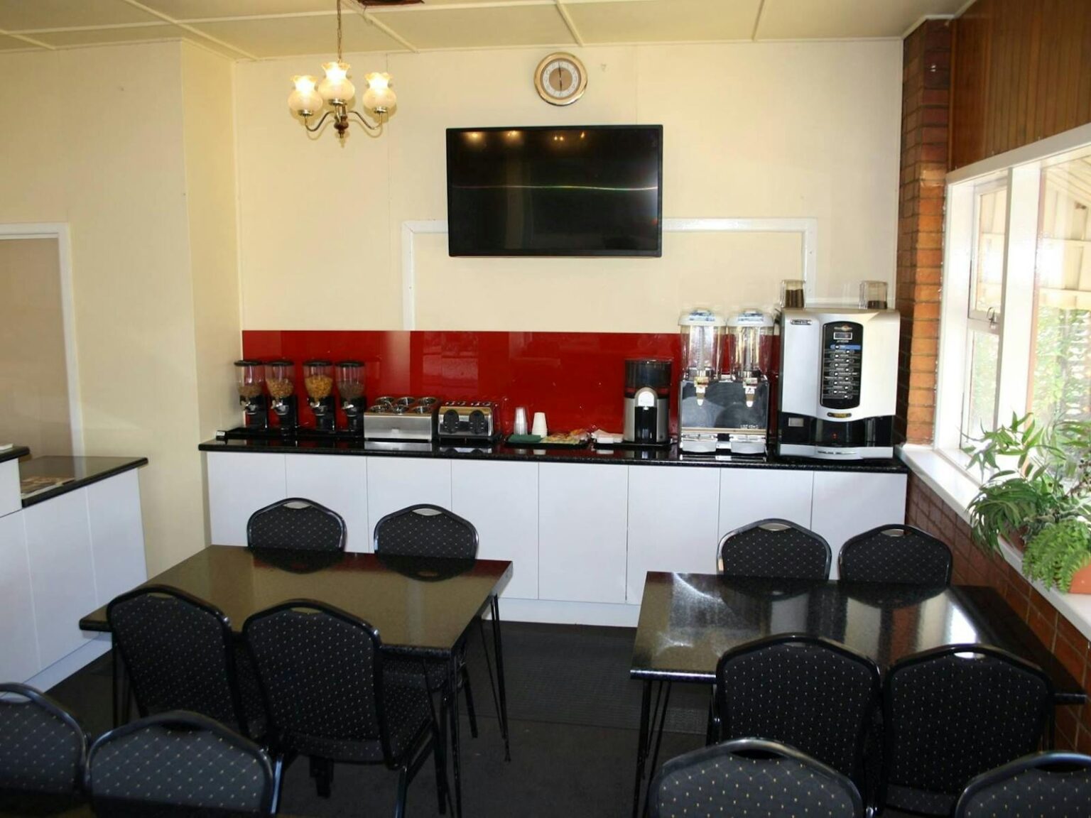 Image of a motel dining room