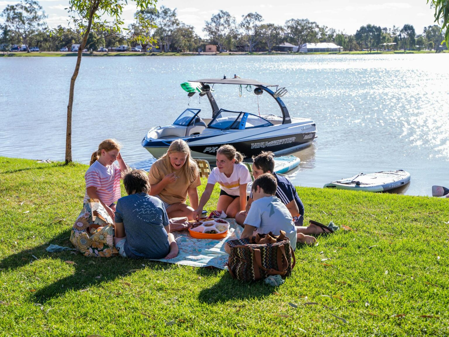 6b88a885d4b53b9a5b0d997ce01693a4 Picnic at the Lake with boat behind