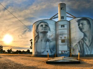 Silo in Rupanyup with art painted on them