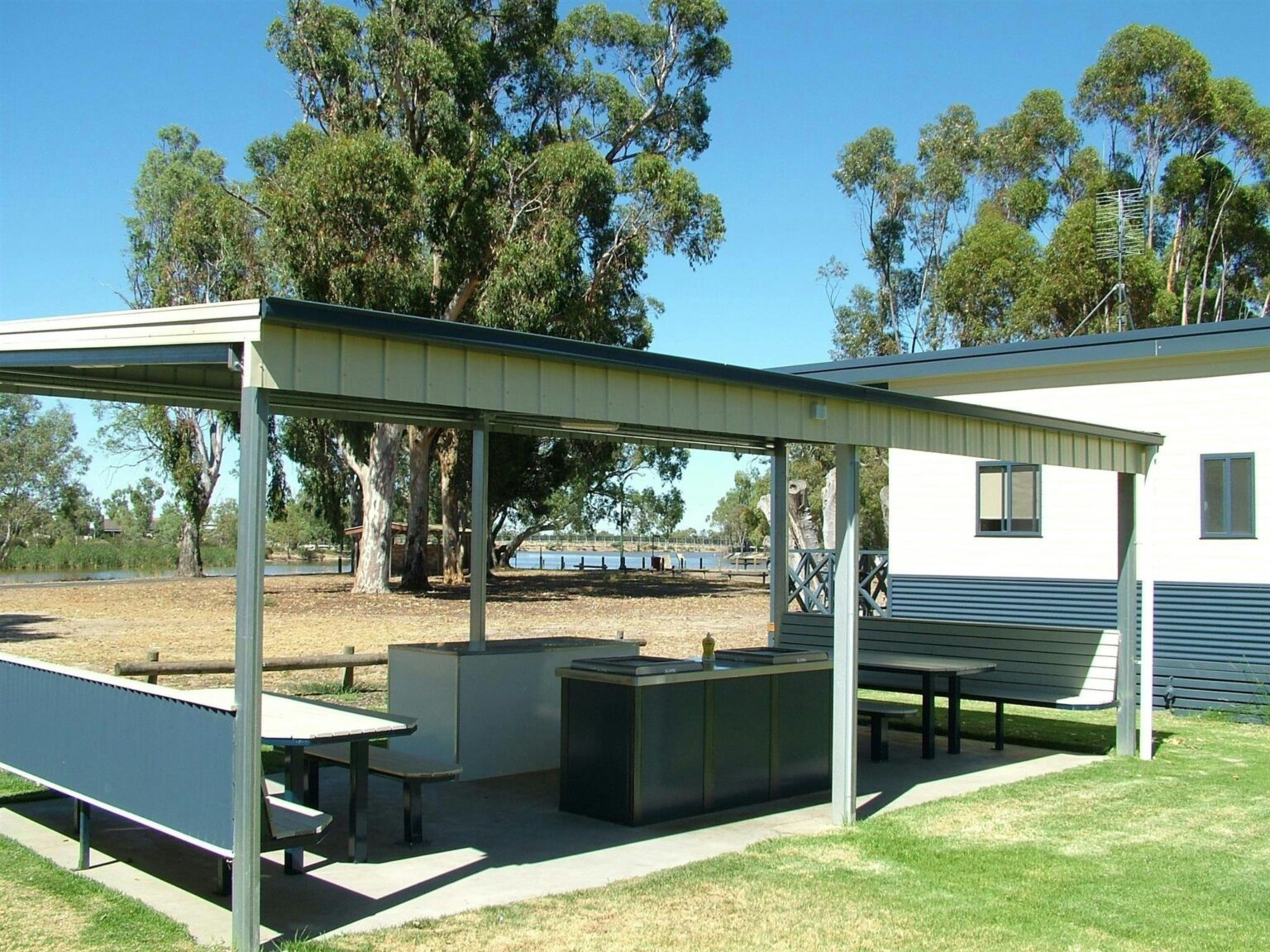 BBQ scene with the Wimmera River Horsham Riverside Caravan park