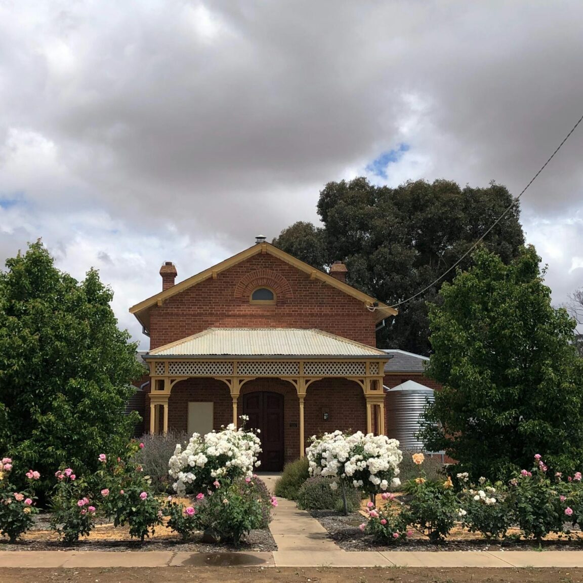 Front view of courthouse in Spring.