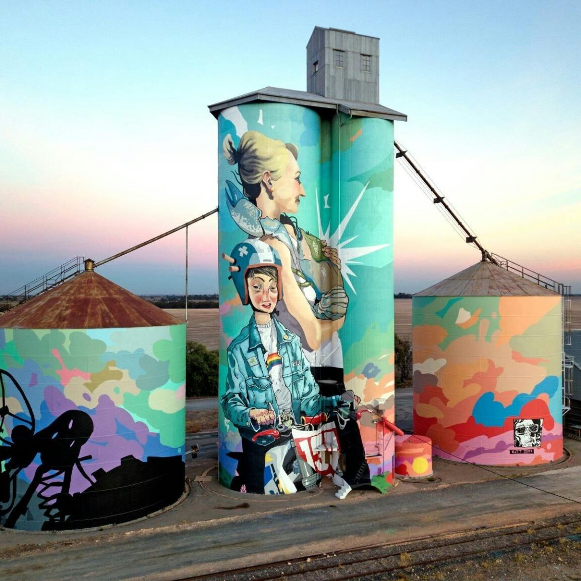 full length image of Albacutya Silo Art site