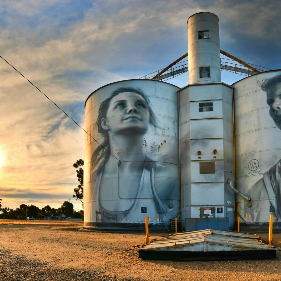 Silo in Rupanyup with art painted on them