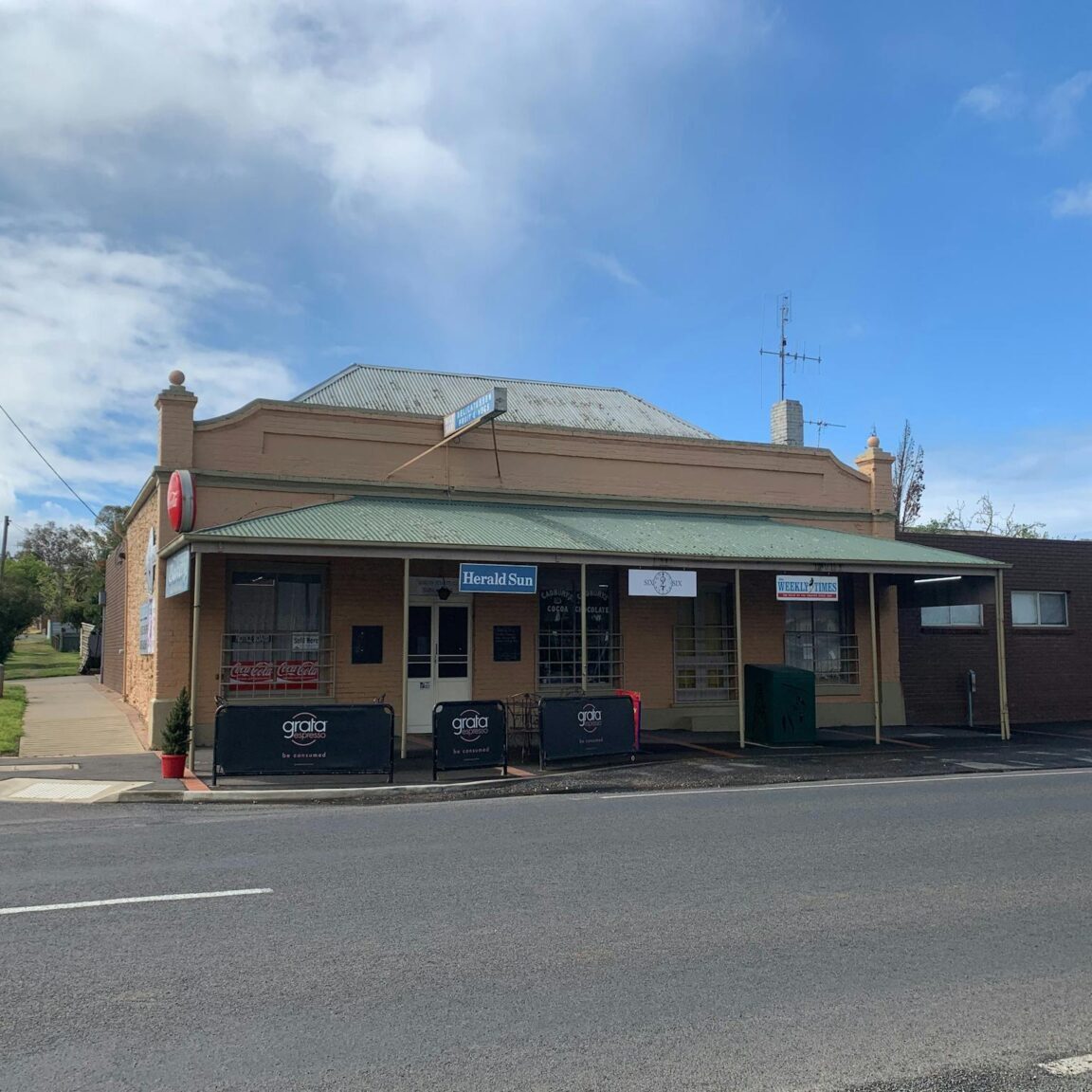 Shop front with outdoor eating area.